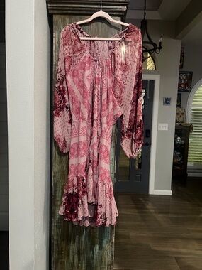 Pink and Burgundy Boho Floral Peasant Dress
With key hole back . Size XL